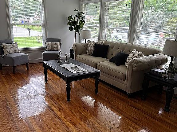 Existing listing photograph of 1442 N Sherwood Drive